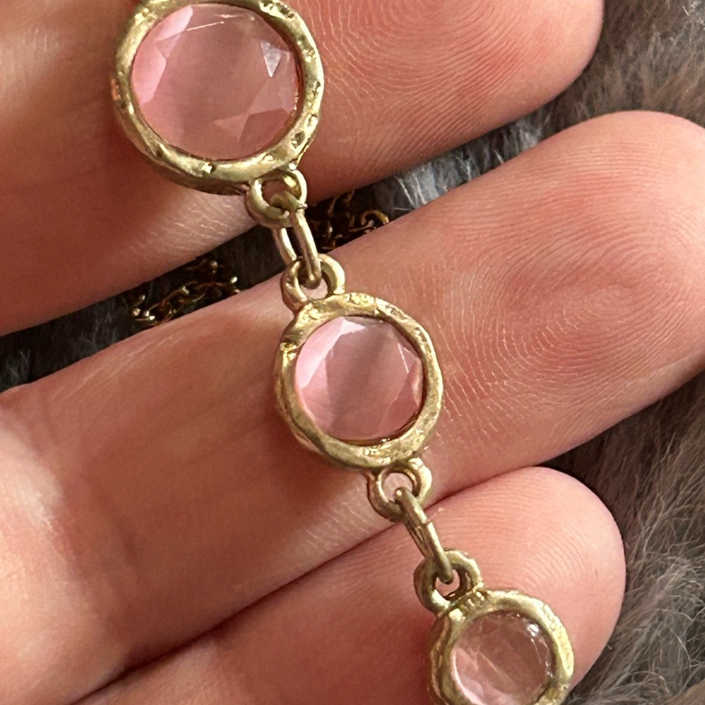 Elegant graduated drop blush pink glass stone pendant on chain necklace - Picture 5 of 7